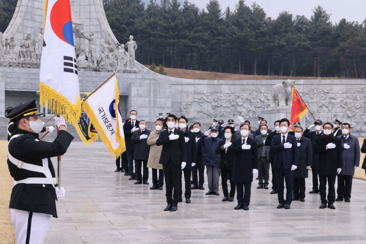 허태정 대전시장, 제103주년 3_1절 현충원 참배03