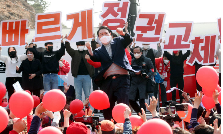 지지 호소하는 윤석열 대선 후보<YONHAP NO-6237>
