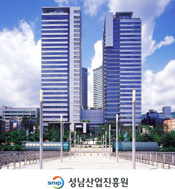 킨스타워 전경 사진_진흥원 로고