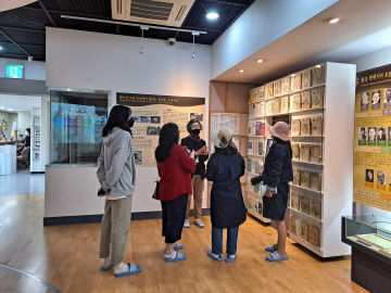 사진1) 해설사와 함께하는 투어 모습(지용문학관)