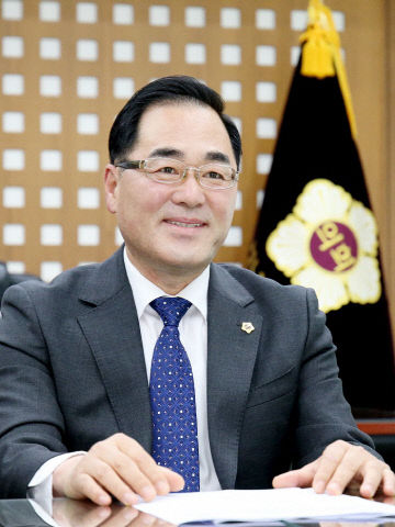 윤창근 의장님 외부용 사진