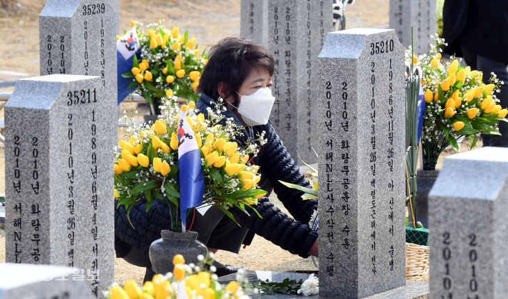 20220324-천안함 유가족 묘역 참배1