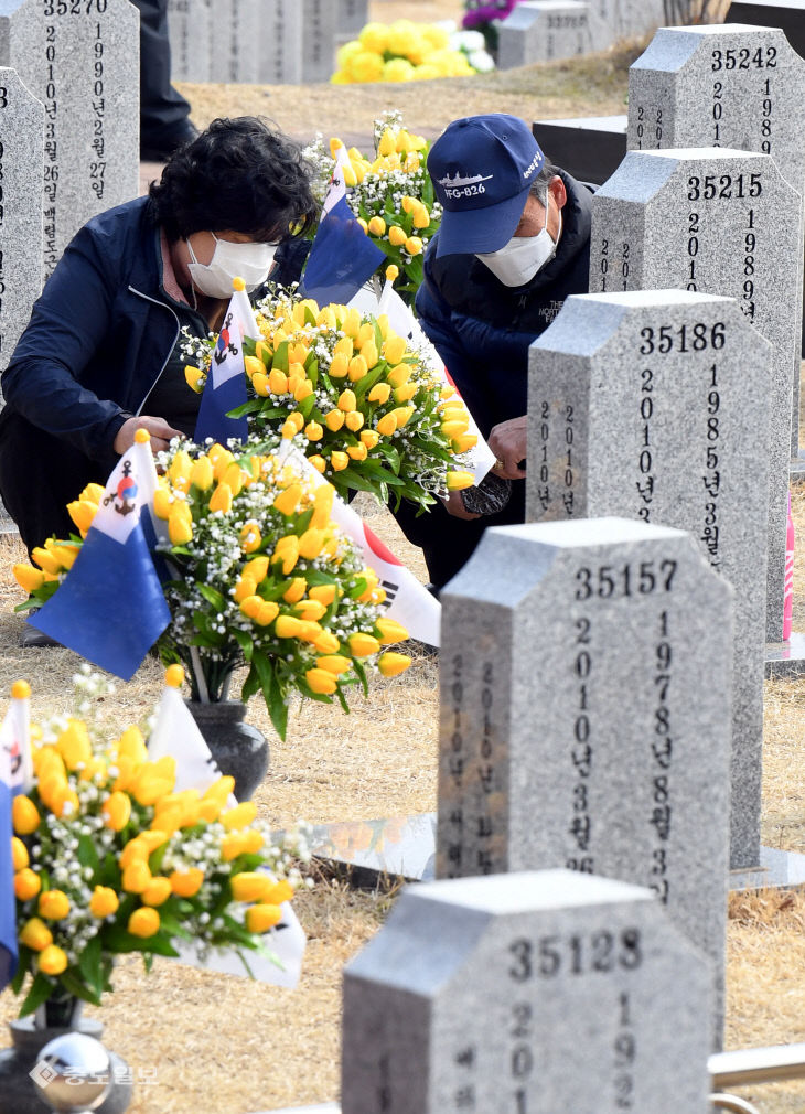 20220324-천안함 유가족 묘역 참배5