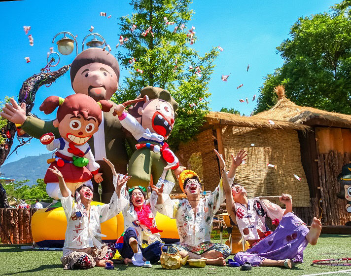 1. 음성군 대표 축제 하반기 현장에서 만난다(품바축제 모습)