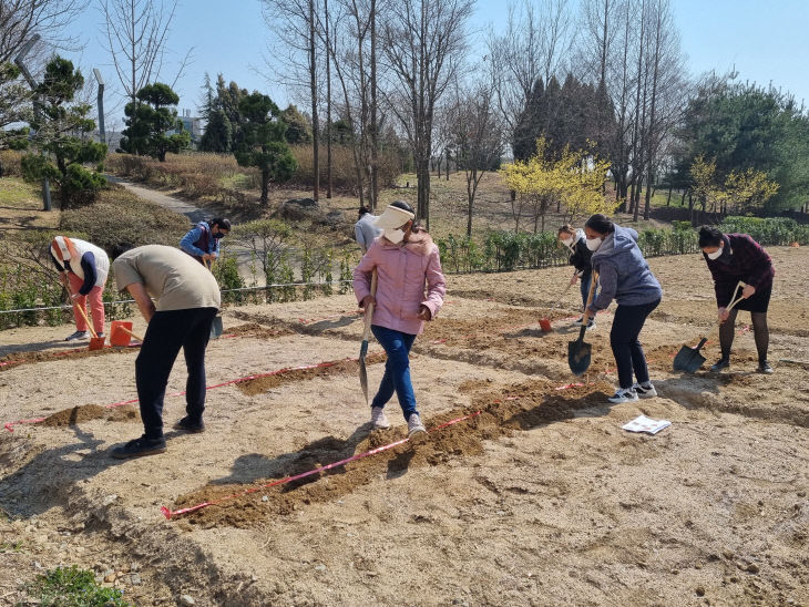 220413 관련 사진 2(IFEZ 거주 외국인 송도 행복텃밭 가꾸기)