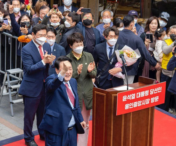 윤석열 대통령 당선인 용인중앙시장 방문 사진 1