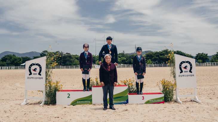 승마대회 사진(1위 조완철, 2위김지나, 3위 홍채희)