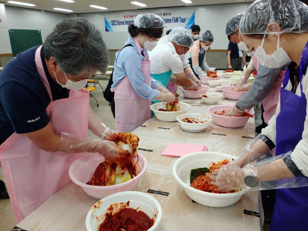 ‘곰소천일염업’ 외신기자단 체험행사 개최