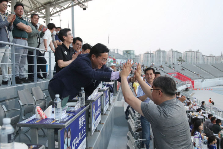 2. 충남아산FC 득점에 환호하는 박 당선인 (2)