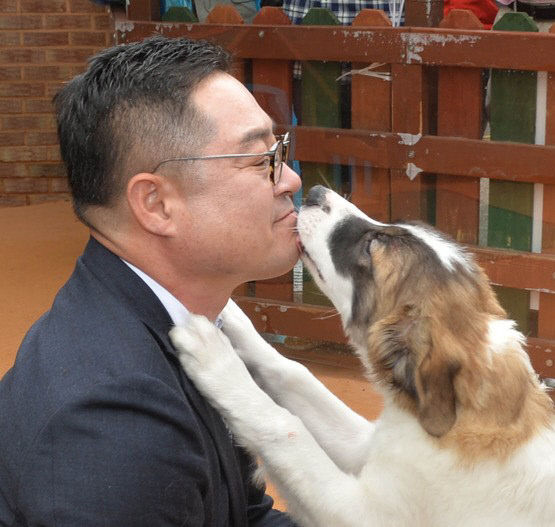 얼룩삽살개와 교감 나누는 김민규 교수