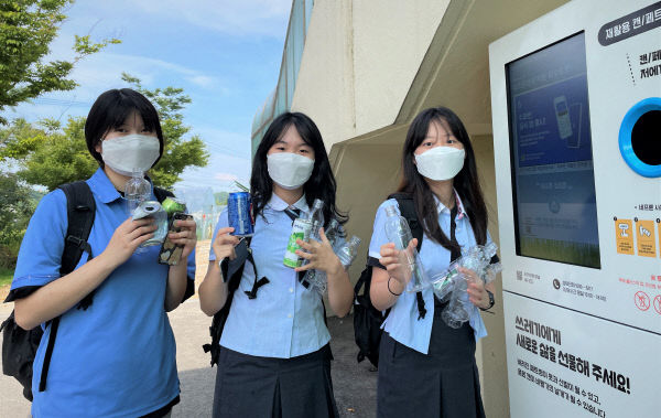 08_네프론에 페트병 투입하는 모습3_고등학생
