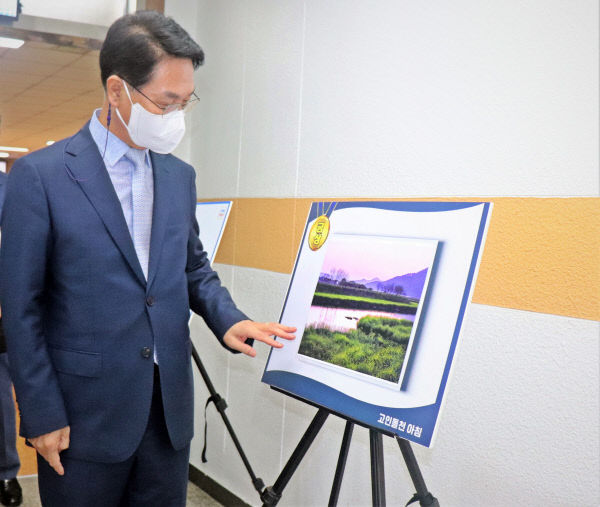 경관지구 영상사진 공모전 작품을 살펴보고 있다