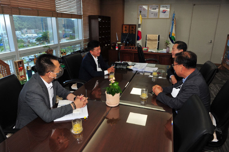 최재구 예산군수와 원성수 공주대학교 총장 대화 모습1