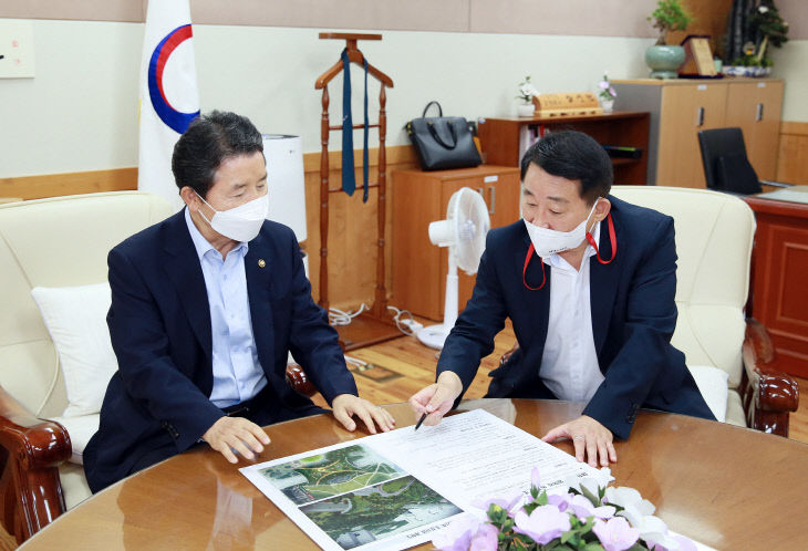 사진4) 10일 서철모 서구청장과 남성현 삼림청장 면담 장면 (1)