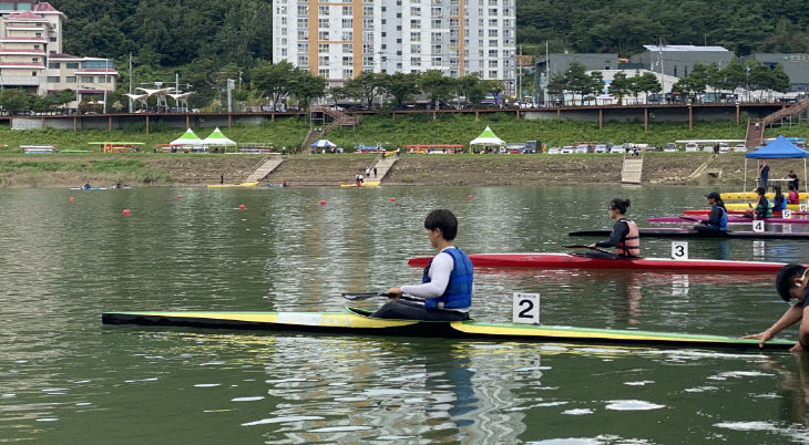 보도1)카누 경기준비하는 선수들 (2)