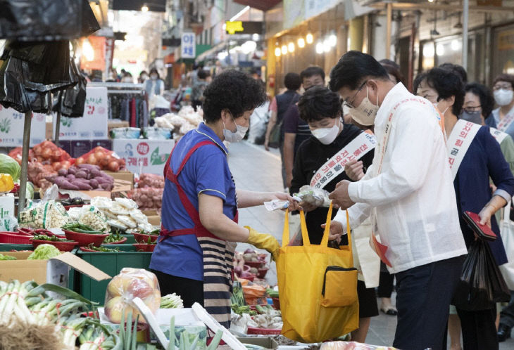 1. 최충규 대덕구청장, 추석맞이 전통시장 장보기 나서(2)