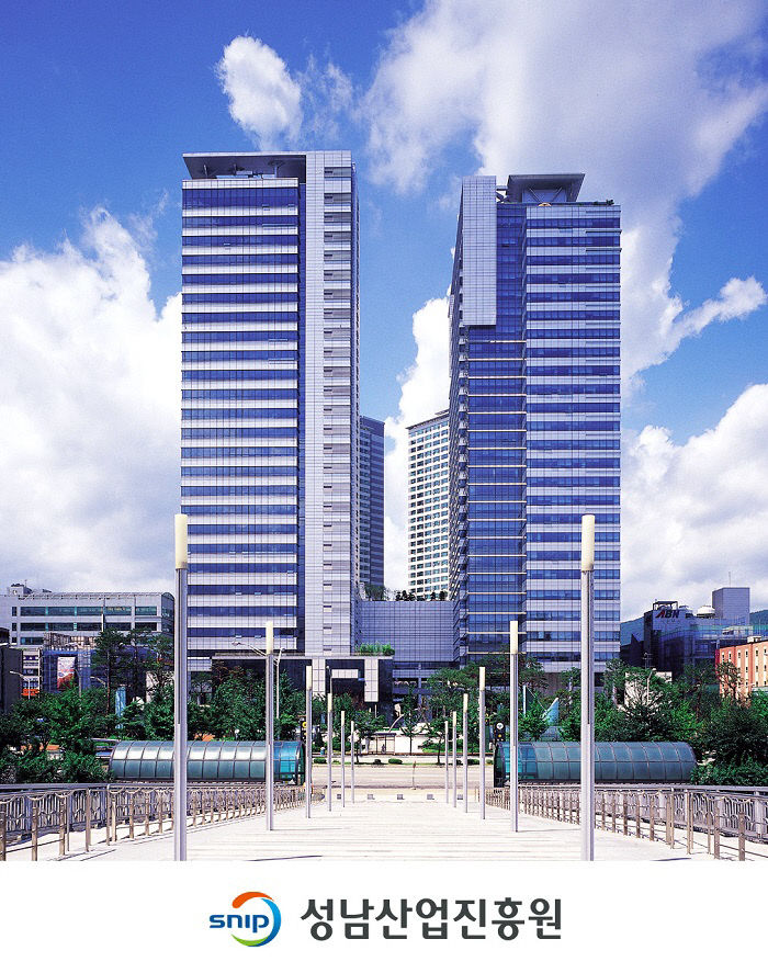 킨스타워 전경 사진_진흥원 로고