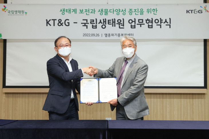 KT&G 백복인 대표(좌)와 조도순 국립생태원장(우)