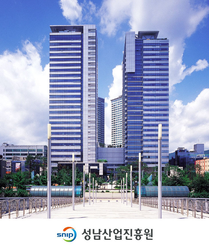 킨스타워 전경 사진_진흥원 로고