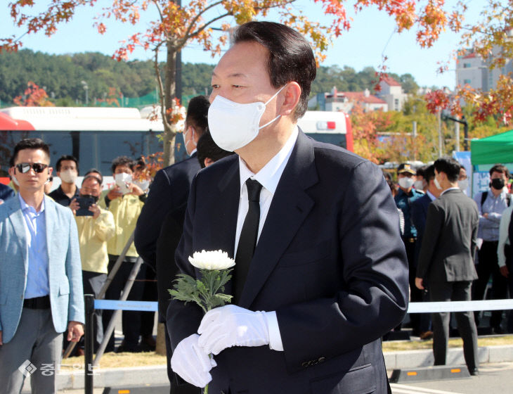 헌화하는 윤석열 대통령