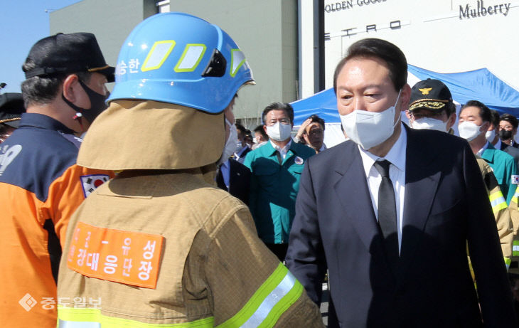 윤석열 대통령 소방관 격려