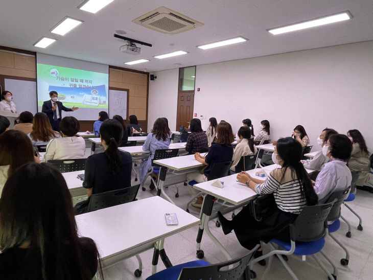 유치원 교사를 격려하는 이완택 교육장