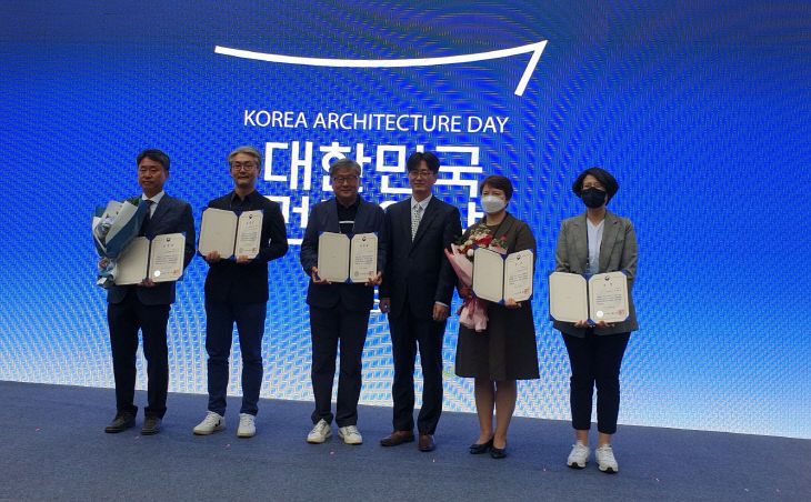 사본 -(사진1) 조숙경 주택과장 공공건축상 수상 사진 (2)