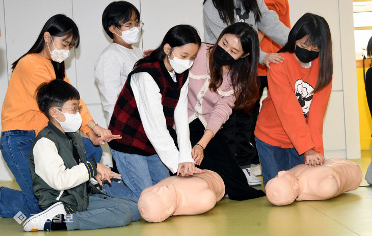 20221101-심폐소생술 배우는 학생들1