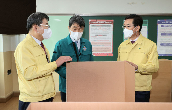 (보도사진)이주호 교육부장관, 윤건영 교육감 수능현장 점검1