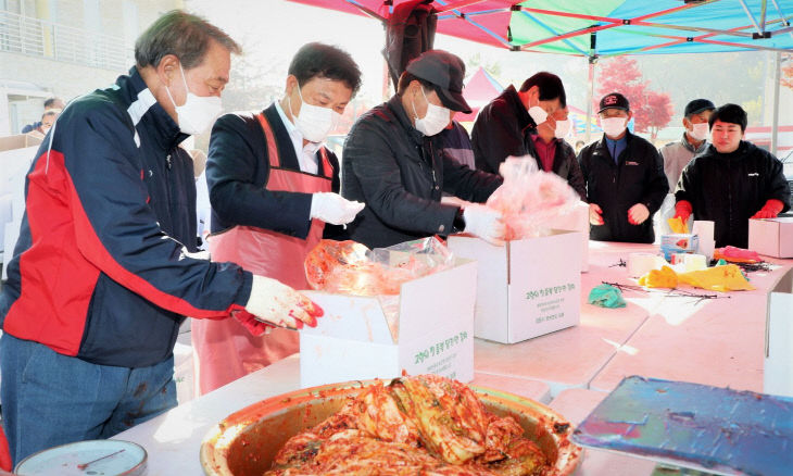 버무린 김장김치 담그기로 추위 녹여요!”-영원면2