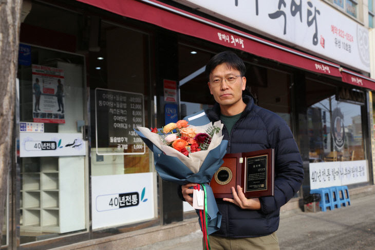 사진1. 더네이버스아너스클럽 감사패 전달 사진