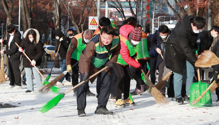 서철모 서구청장은 지역자율방재단과 함께 제설