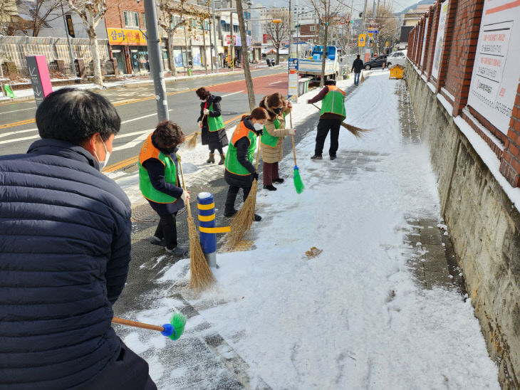 제설작업중인 대흥동 직원과 자율방재단