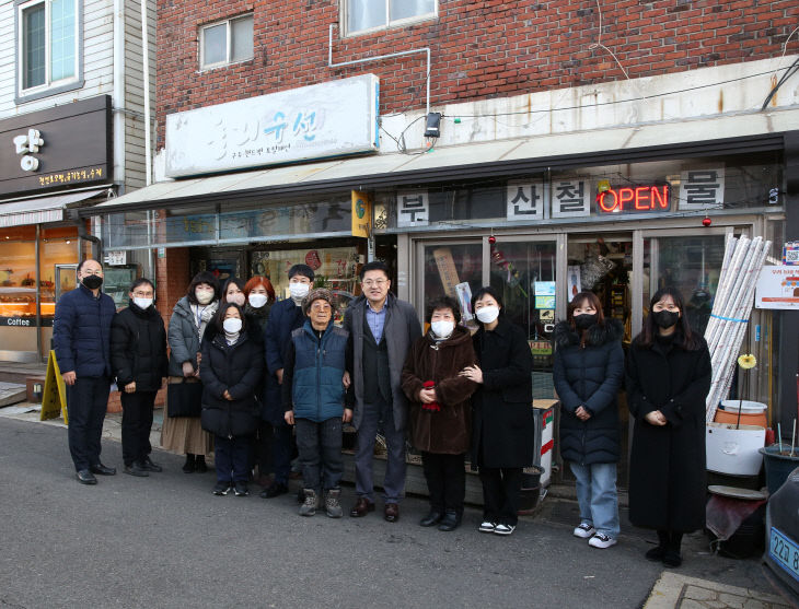 2023-01-18 보도자료 사진(서구의형상점가 격려 방문)