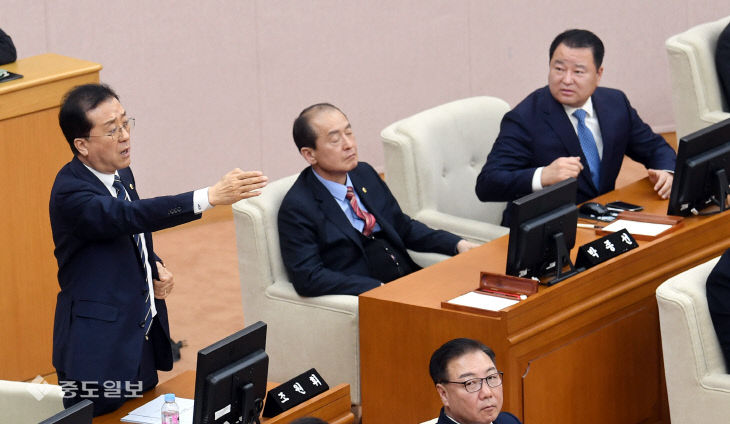 20230210-학교민주시민교육 활성화 조례 폐지 조례안 대립1