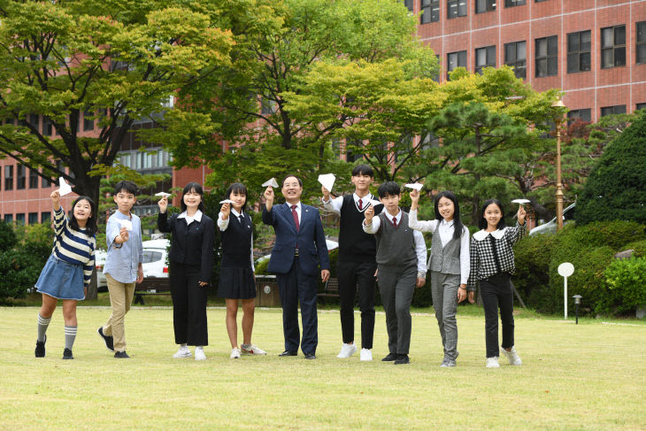 학생들과 함께하는 하윤수 부산광역시교육감