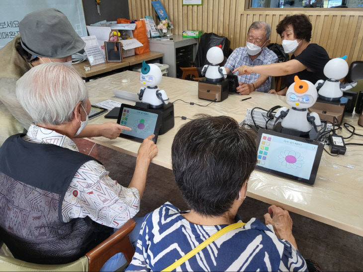 보도2) 치매안심로봇 피오를 이용하는 어르신