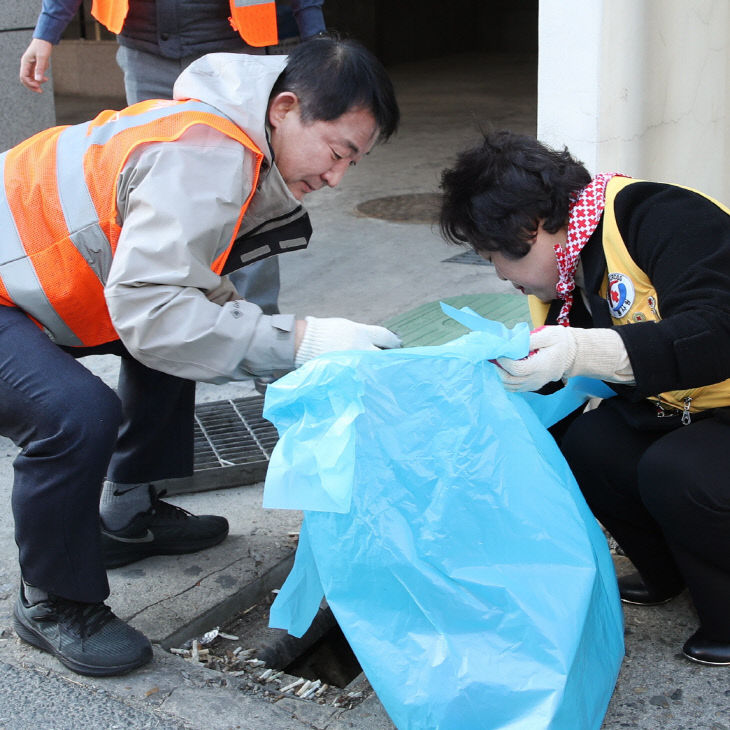 사진1) 서구 구민과 함께 클린 릴레이 캠페인 실시 장면 (3)