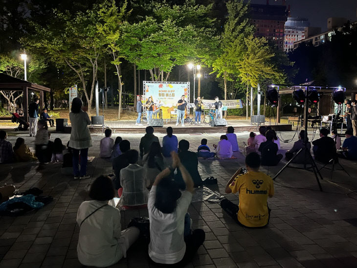 사진1) 작년 개최된 비긴어게인 in 서구 힐링 버스킹 공연 모습