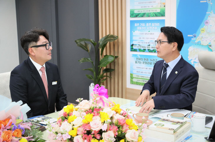 명예 청년군수로 김기섭(44)씨를 위촉하고 있다(1)