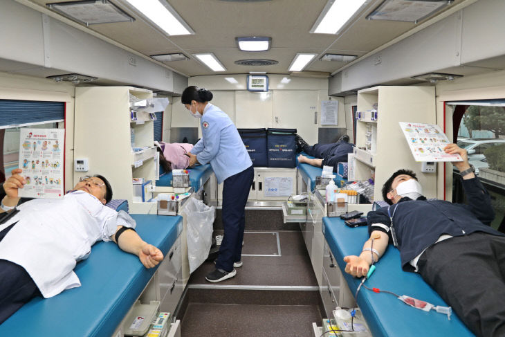 순천향대천안병원 교직원들의 헌혈 행사 참여 모습f