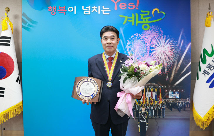 1. 이응우 시장, 한국전문인대상 수상 모습