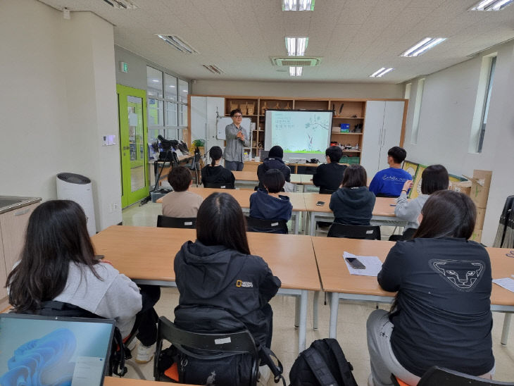 황새이야기 설명하는 모습