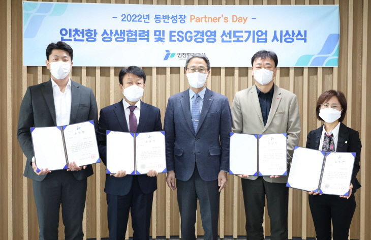 ( 기념촬영을 하고 있다