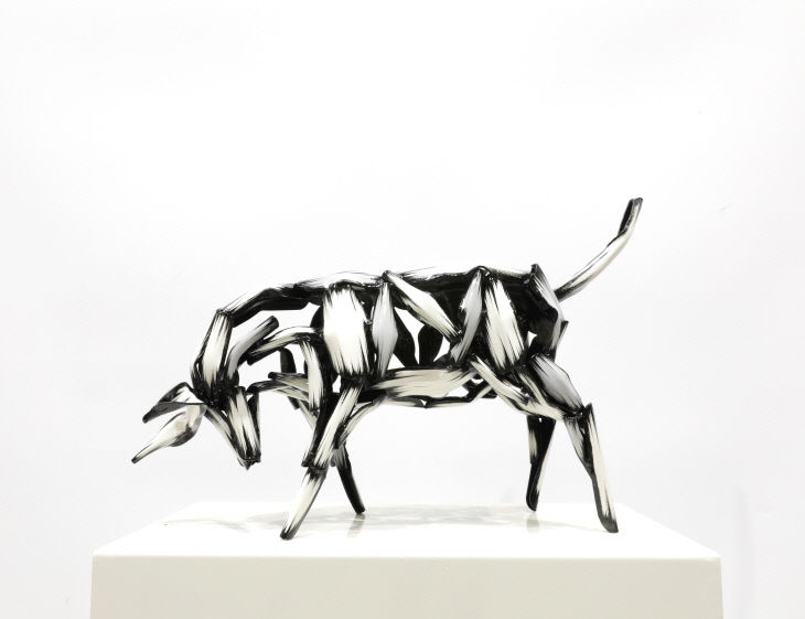 김우진, Bull, 스테인레스에 우레탄도장, 25 x 50 x 36cm, 2023