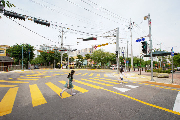 1. 서남초등학교 대각선 횡단보도