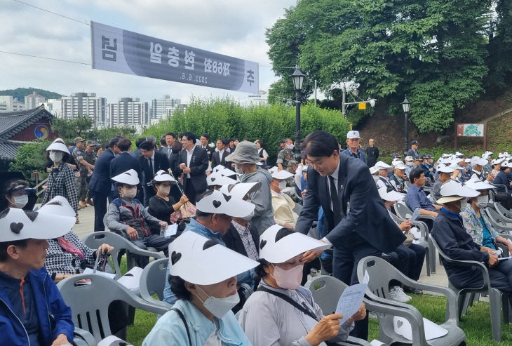 군포시, 유족들과인사하는하은호군포시장.