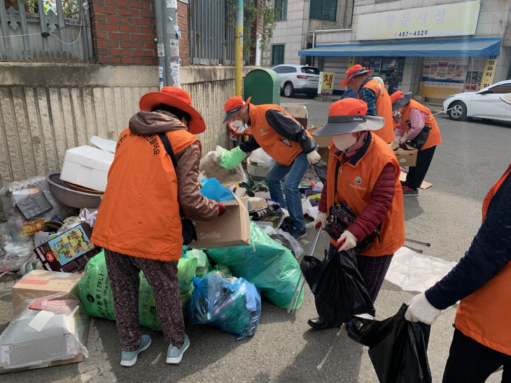 사진1) 서구 만년동 일원 실버 거점 클린업 사업 추진 장면