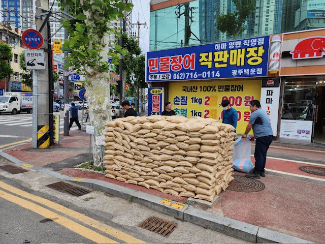 백운광장 주변 모래주머니 배치 사진