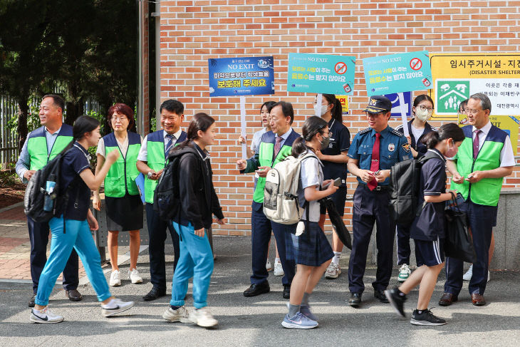 ‘등굣길 마약 예방 캠페인’실시(체육예술건강과) 사진2